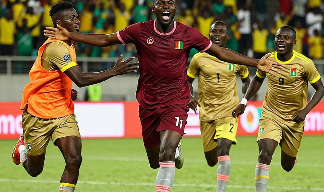 Mohamed Salah cúi người nhặt bóng — Ai Cập và cấu trúc một trục Mohamed Salah cúi người nhặt bóng — Ai Cập và cấu trúc một trục
