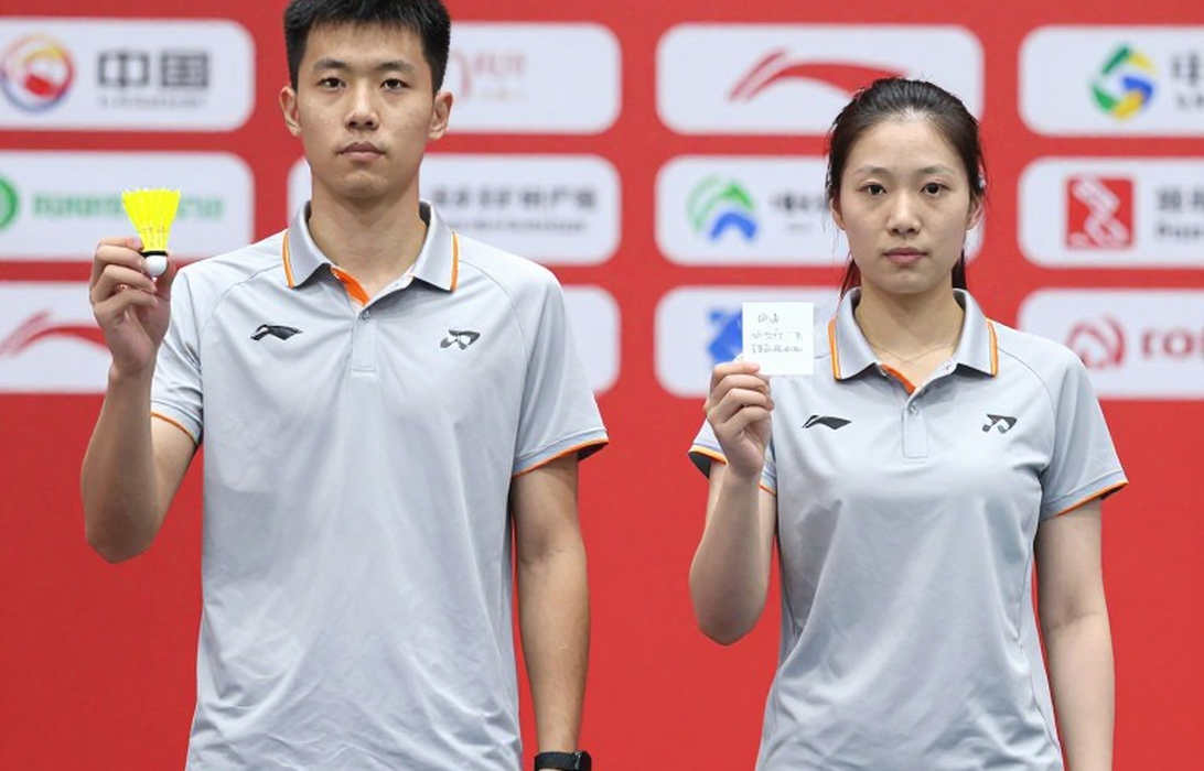 Alwi Farhan tập cùng Kento Momota trước Asian Games 2026: giữa bài học và khoảng trống dữ liệu