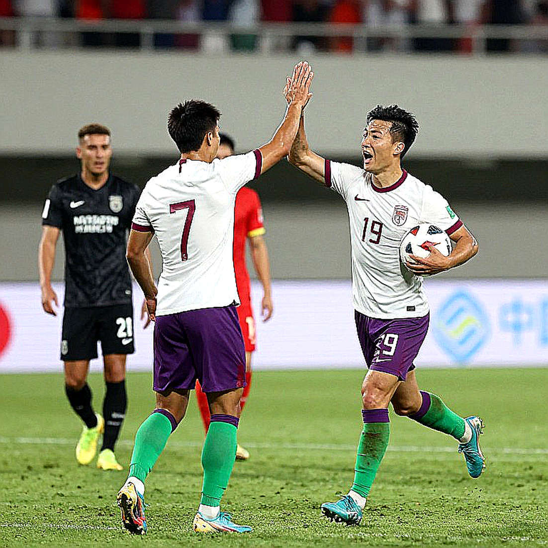 Cửa sổ chuyển nhượng V.League 2026: Quỹ lương và điều khoản hợp đồng định hình cuộc đua vô địch