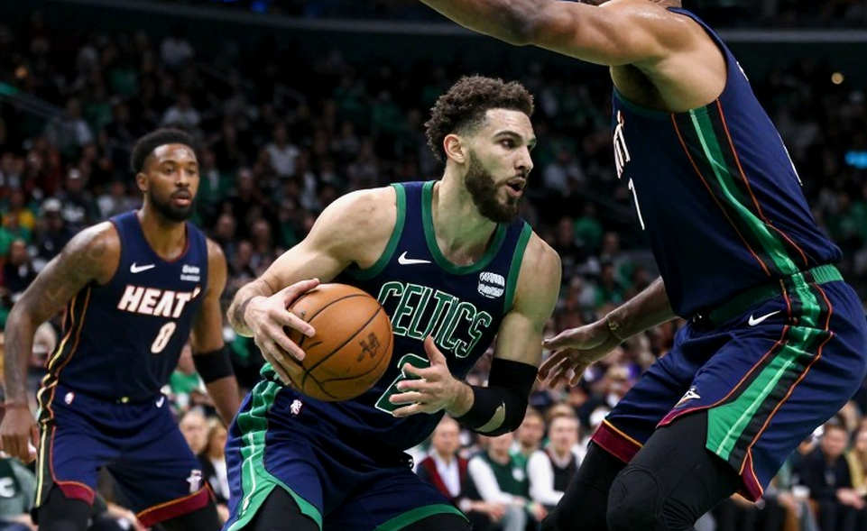 Mike James chấn thương, Anadolu Efes thất bại trên sân Kızılyıldız Mike James chấn thương, Anadolu Efes thất bại trên sân Kızılyıldız