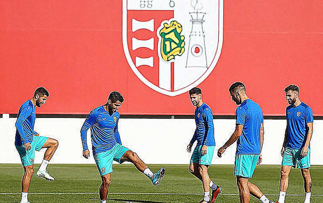 Javier Aguirre nhận ghế Valencia: cuộc giải cứu bắt đầu từ tầng hầm La Liga